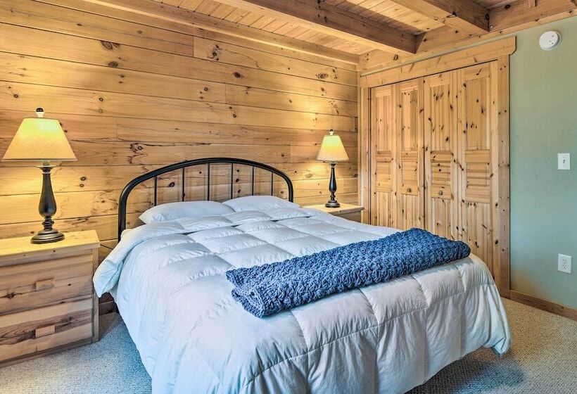 Quaint Cabin W/ Deck & Loft: 10 Mi To Lake Lure!