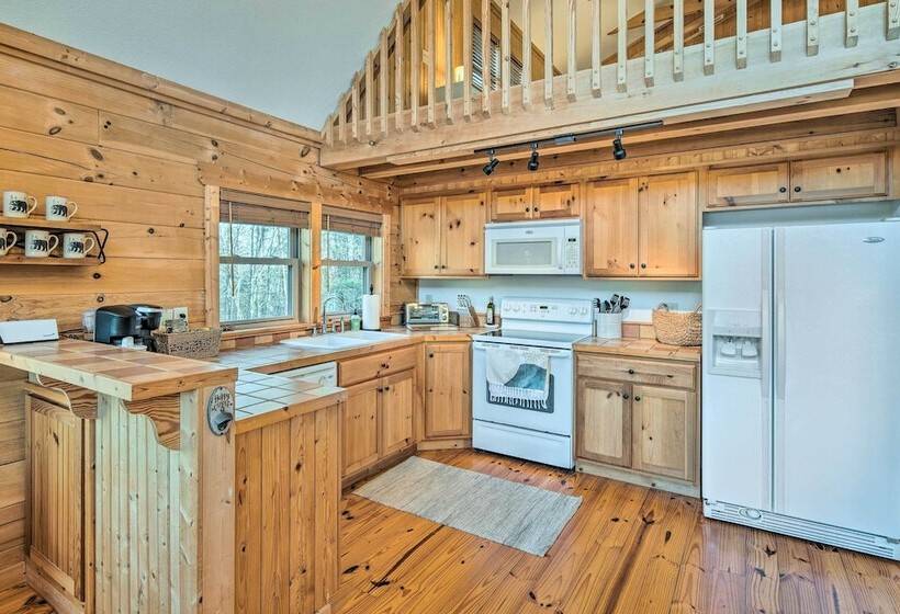 Quaint Cabin W/ Deck & Loft: 10 Mi To Lake Lure!