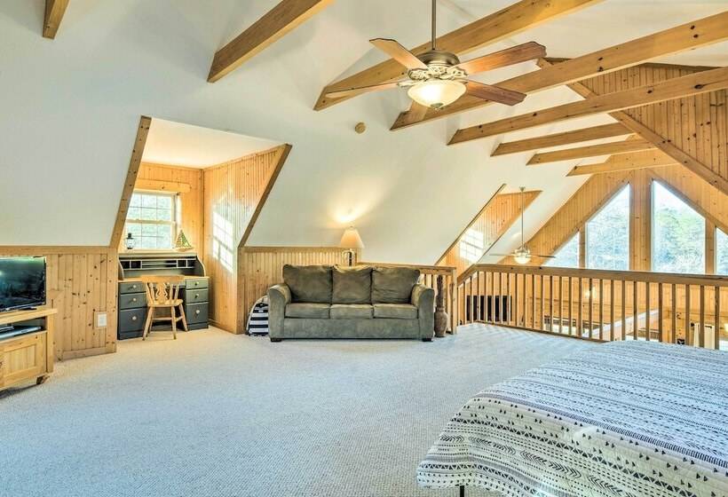 Quaint Cabin W/ Deck & Loft: 10 Mi To Lake Lure!