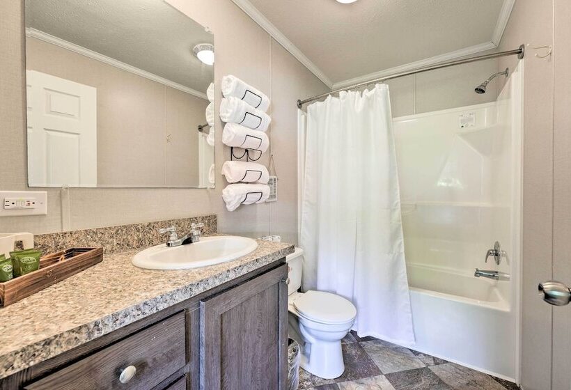 Cozy Cassopolis Cabin, Near Parks & Golfing!