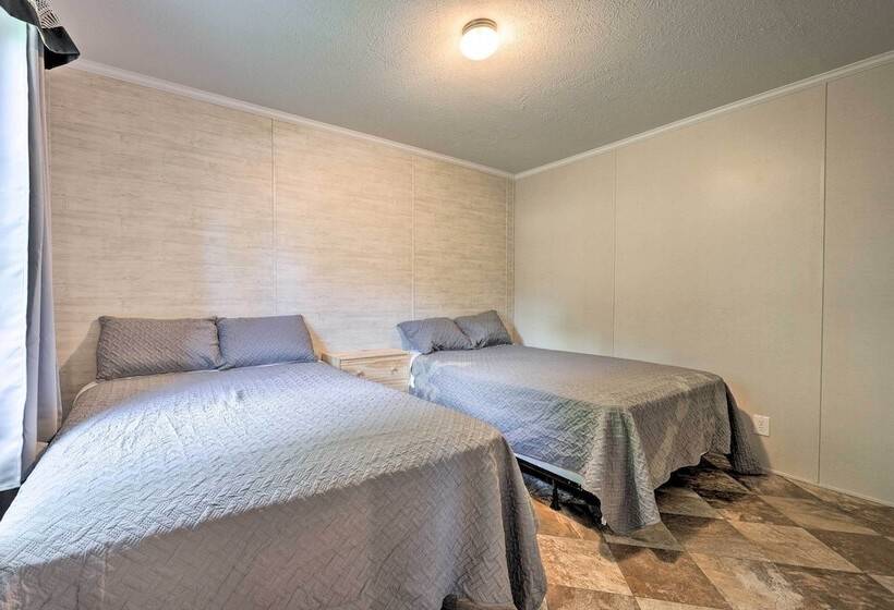 Cozy Cassopolis Cabin, Near Parks & Golfing!