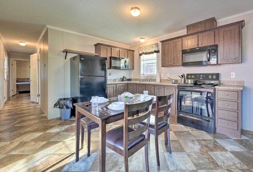 Cozy Cassopolis Cabin, Near Parks & Golfing!