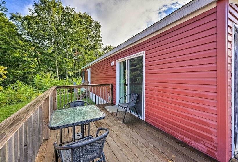 Cozy Cassopolis Cabin, Near Parks & Golfing!