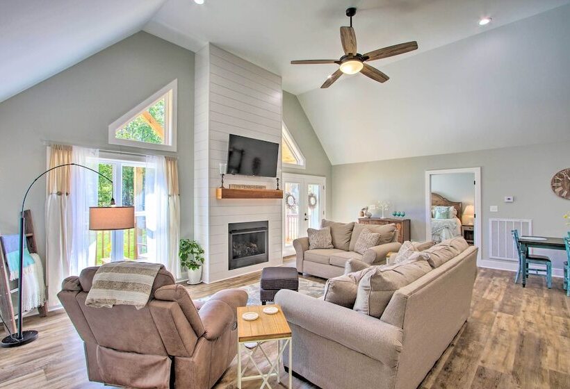 2 Mi To Golf Course + Fire Pit: Cozy Counce Cabin!