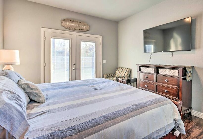 Cozy Duplex, Walk To Bentonville City Square!