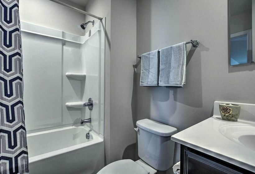 9 Mi To Duke University: Spacious Home W/ Yard!