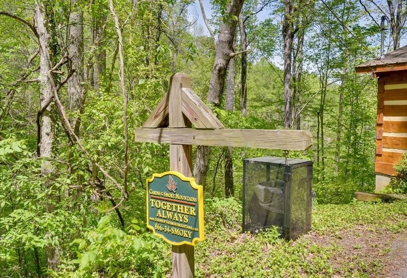 Cozy Gatlinburg Cabin W/ Private Hot Tub!