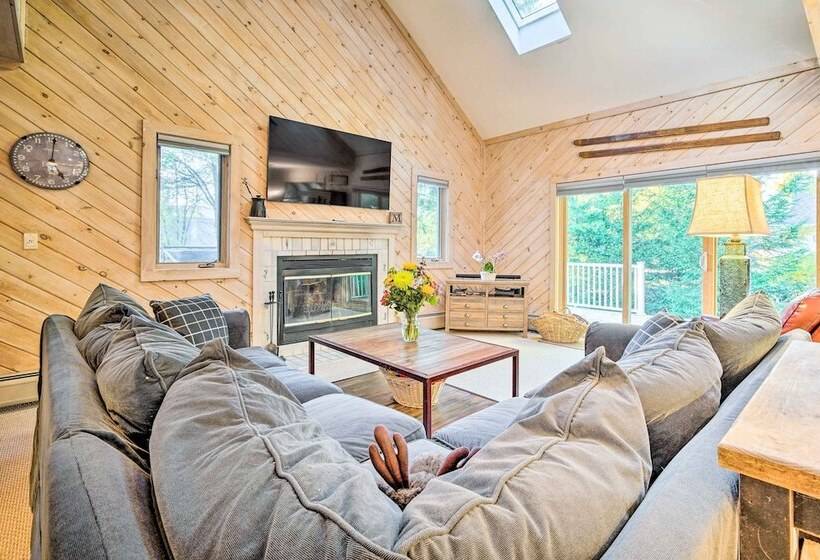 Cozy Getaway: Private Hot Tub, Near Skiing!