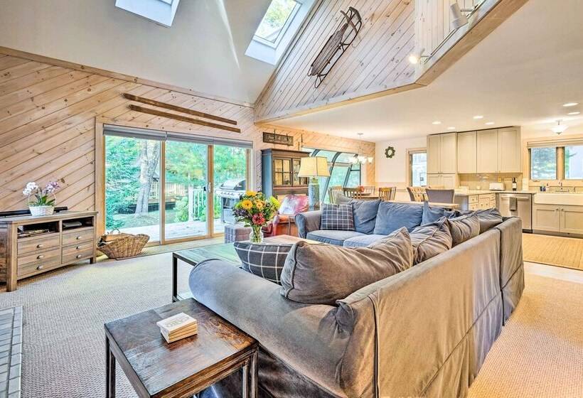 Cozy Getaway: Private Hot Tub, Near Skiing!