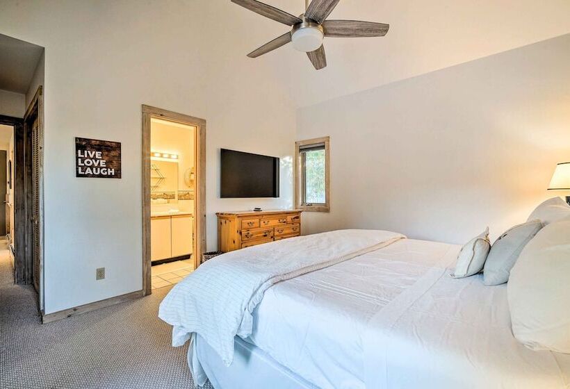 Cozy Getaway: Private Hot Tub, Near Skiing!