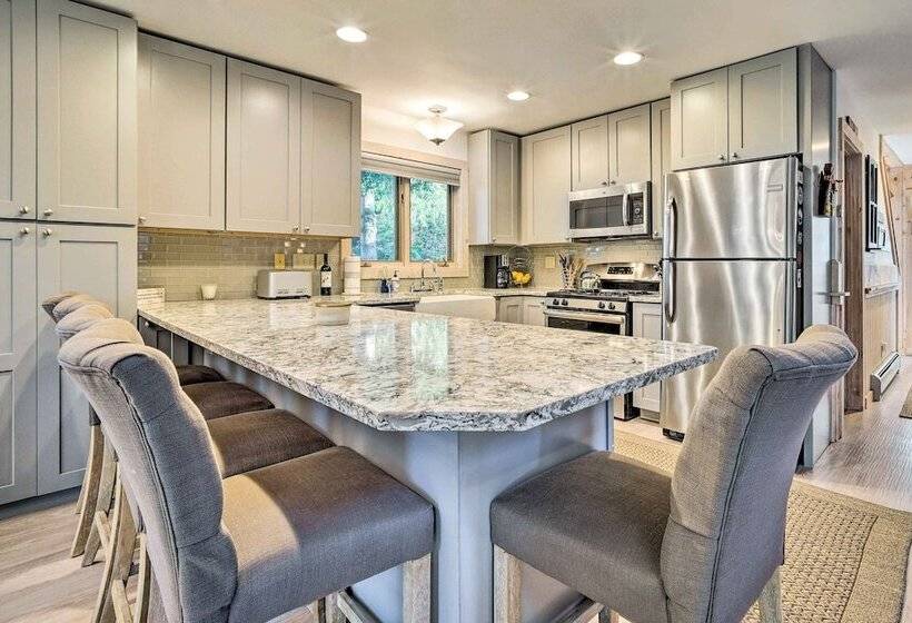 Cozy Getaway: Private Hot Tub, Near Skiing!