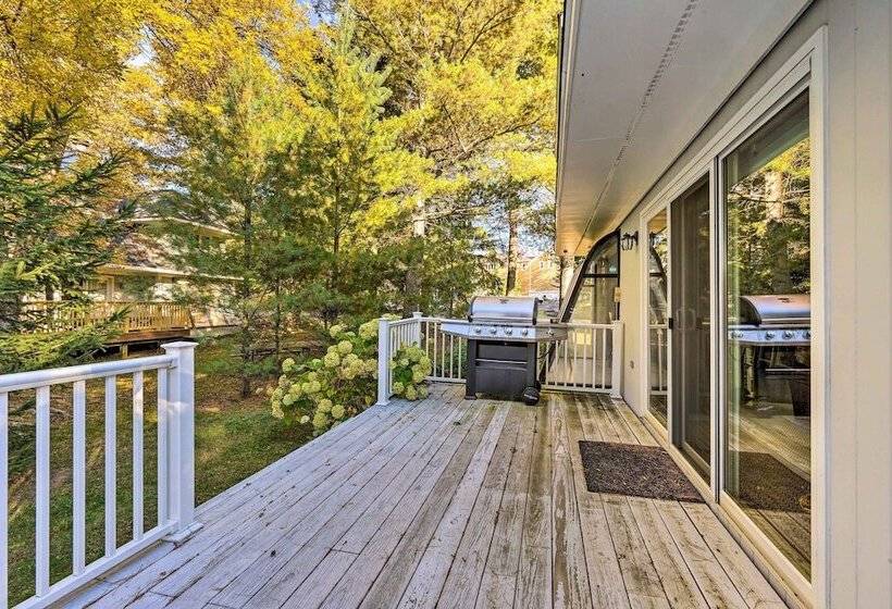 Cozy Getaway: Private Hot Tub, Near Skiing!