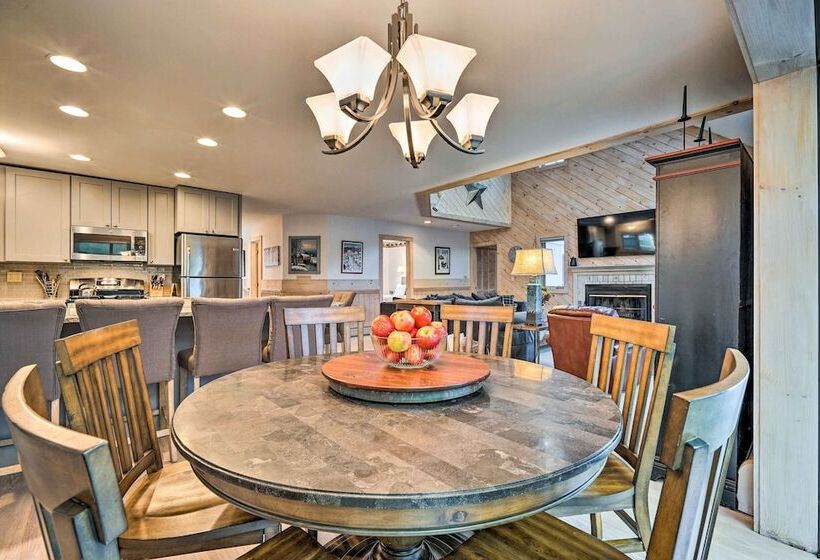 Cozy Getaway: Private Hot Tub, Near Skiing!