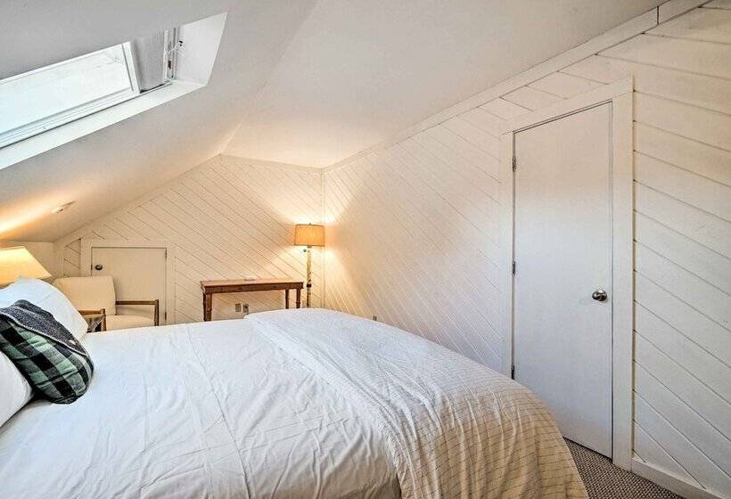 Cozy Getaway: Private Hot Tub, Near Skiing!