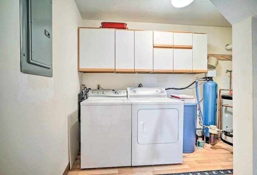 Cozy Getaway: Private Hot Tub, Near Skiing!