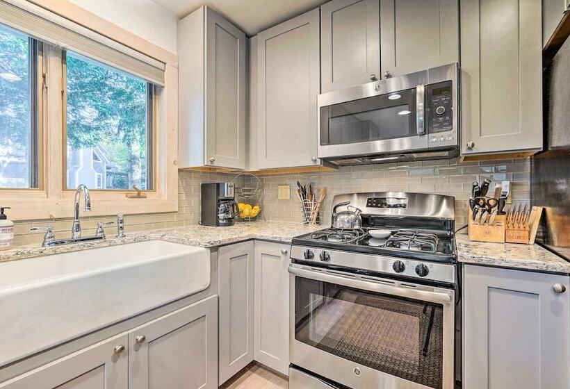 Cozy Getaway: Private Hot Tub, Near Skiing!