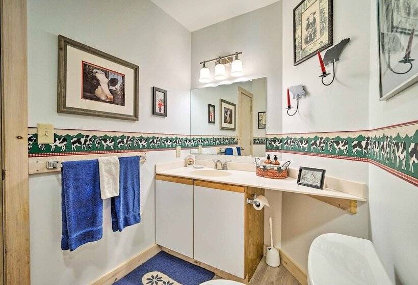 Cozy Getaway: Private Hot Tub, Near Skiing!