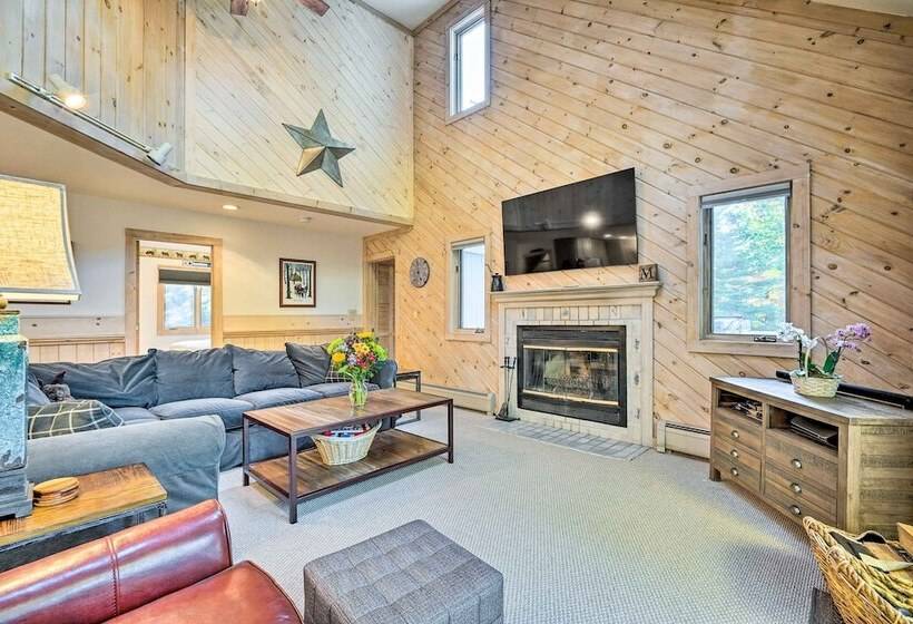 Cozy Getaway: Private Hot Tub, Near Skiing!