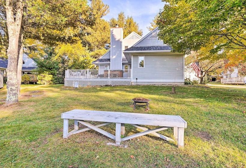Cozy Getaway: Private Hot Tub, Near Skiing!