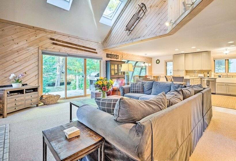 Cozy Getaway: Private Hot Tub, Near Skiing!