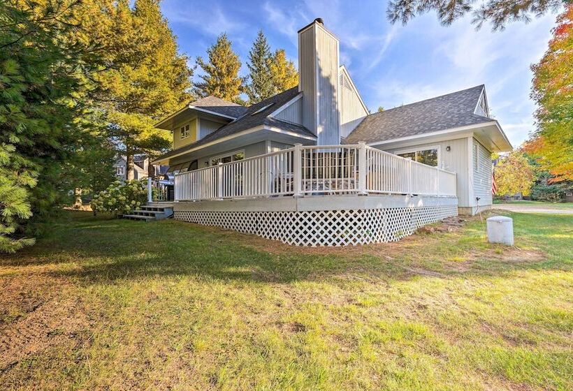 Cozy Getaway: Private Hot Tub, Near Skiing!