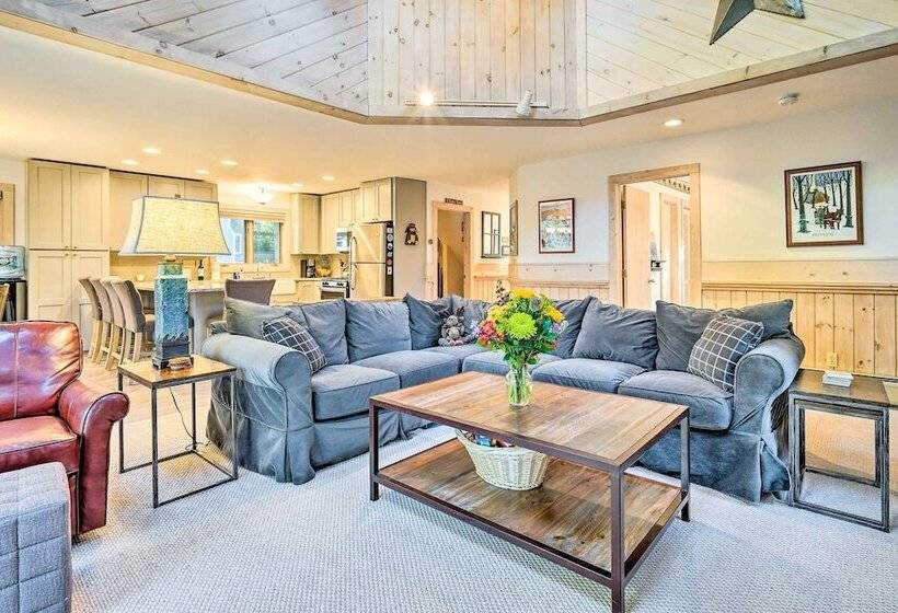 Cozy Getaway: Private Hot Tub, Near Skiing!