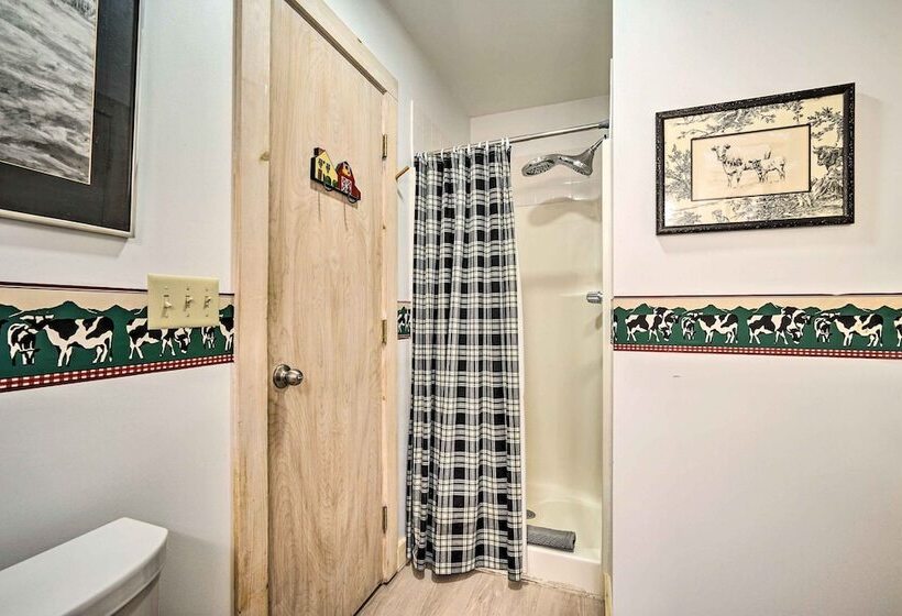 Cozy Getaway: Private Hot Tub, Near Skiing!