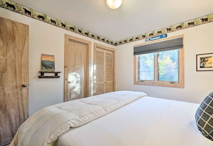 Cozy Getaway: Private Hot Tub, Near Skiing!