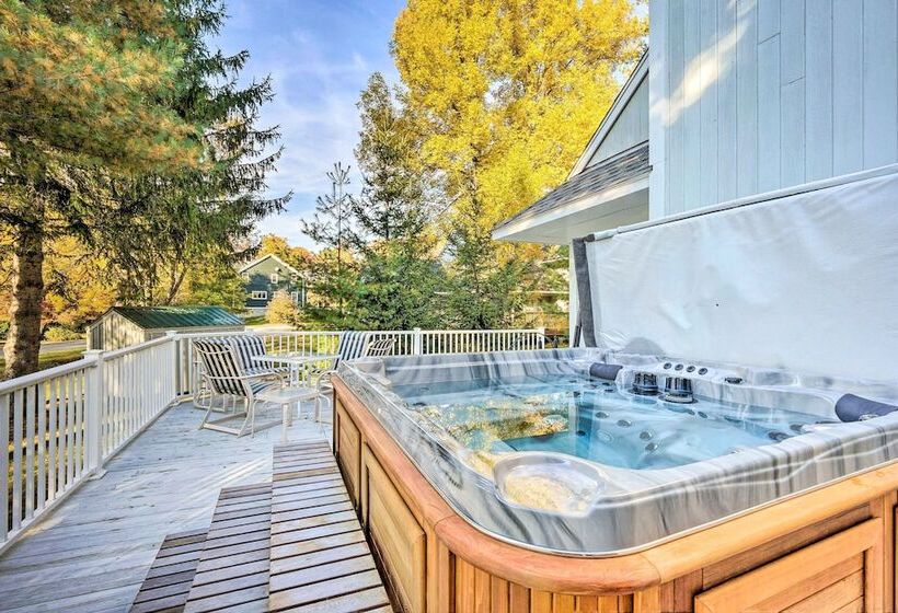 Cozy Getaway: Private Hot Tub, Near Skiing!