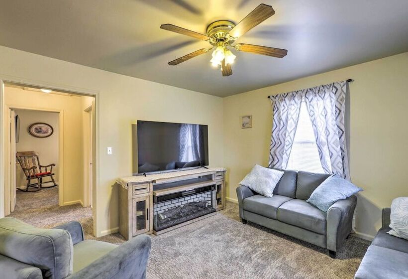 Cozy Helper Home W/ Fenced Yard, Pets Welcome