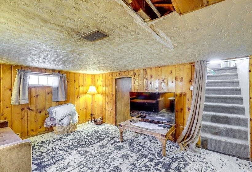 Cozy Helper Home W/ Fenced Yard, Pets Welcome