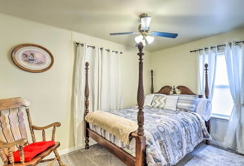 Cozy Helper Home W/ Fenced Yard, Pets Welcome