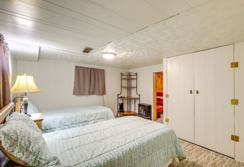 Cozy Helper Home W/ Fenced Yard, Pets Welcome