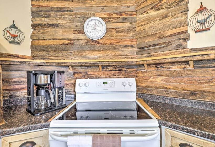 Cozy Helper Home W/ Fenced Yard, Pets Welcome