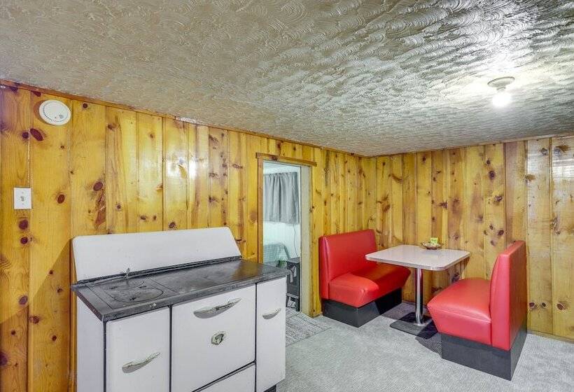 Cozy Helper Home W/ Fenced Yard, Pets Welcome