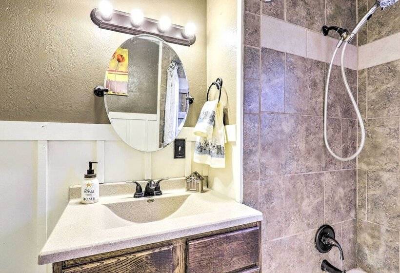 Cozy Helper Home W/ Fenced Yard, Pets Welcome