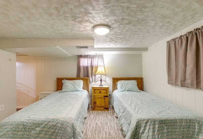 Cozy Helper Home W/ Fenced Yard, Pets Welcome