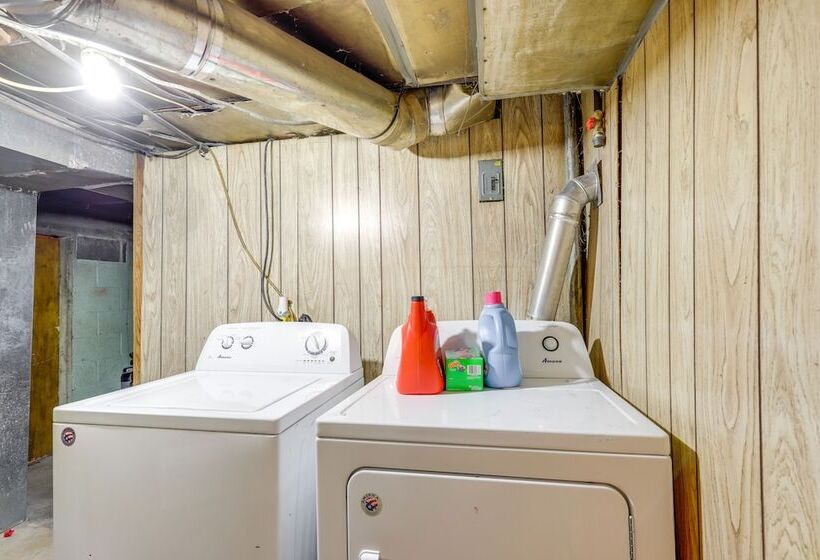 Cozy Helper Home W/ Fenced Yard, Pets Welcome