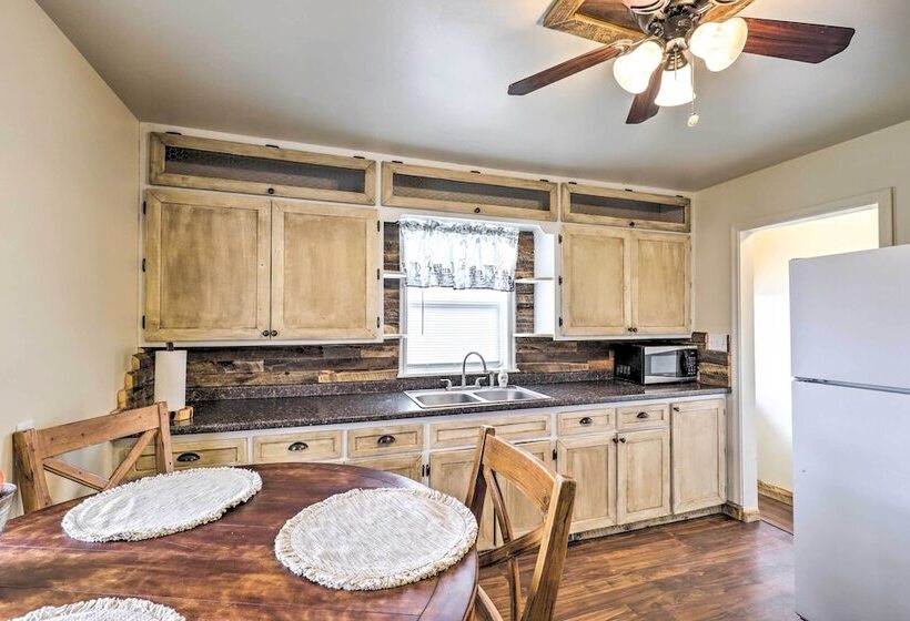 Cozy Helper Home W/ Fenced Yard, Pets Welcome