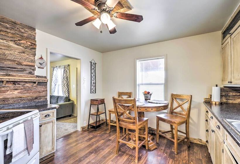 Cozy Helper Home W/ Fenced Yard, Pets Welcome