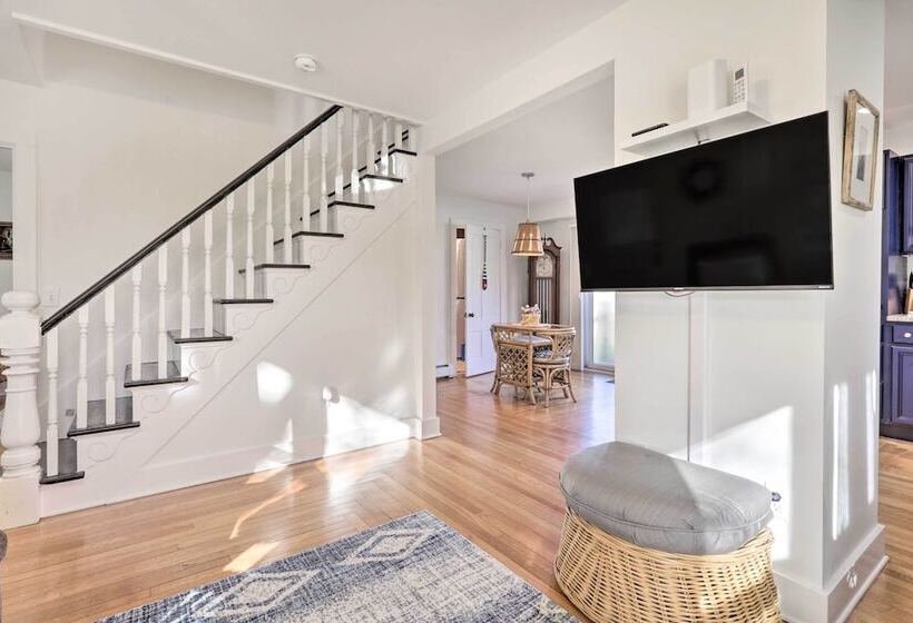 Cozy Historic Wakefield Home Close To Beaches