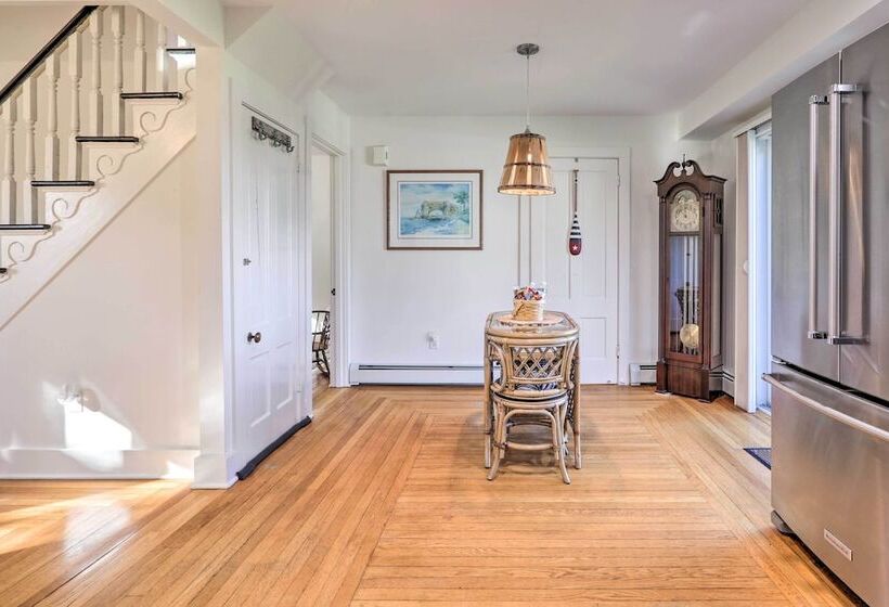 Cozy Historic Wakefield Home Close To Beaches