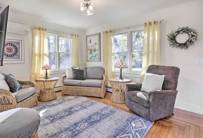 Cozy Historic Wakefield Home Close To Beaches