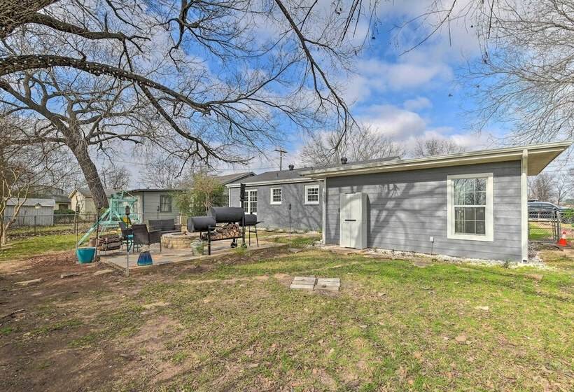 Cozy Home W/ Fire Pit: 3 Mi To Lake Whitney!