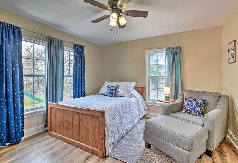 Cozy Home W/ Fire Pit: 3 Mi To Lake Whitney!