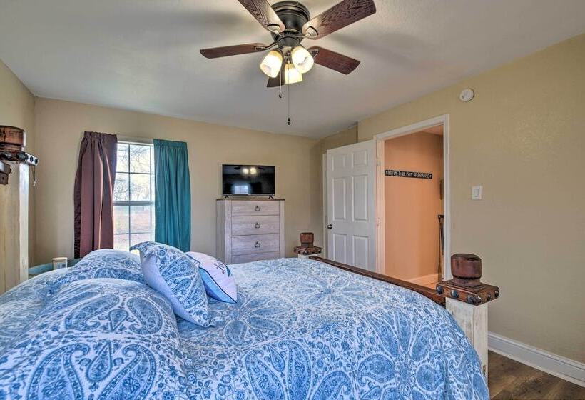 Cozy Home W/ Fire Pit: 3 Mi To Lake Whitney!