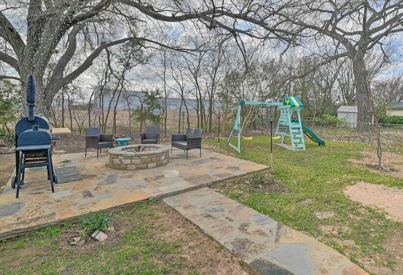 Cozy Home W/ Fire Pit: 3 Mi To Lake Whitney!