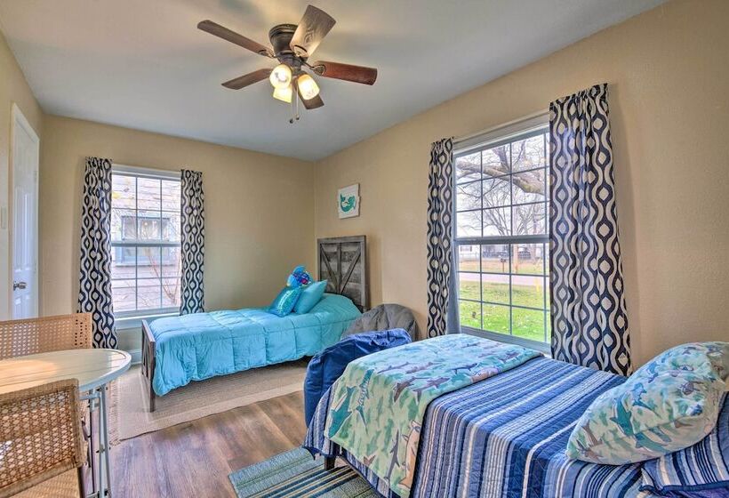 Cozy Home W/ Fire Pit: 3 Mi To Lake Whitney!