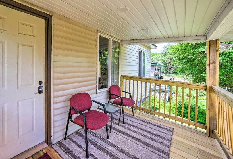 Cozy Ishpeming Cottage W/ Lake & Park Views!