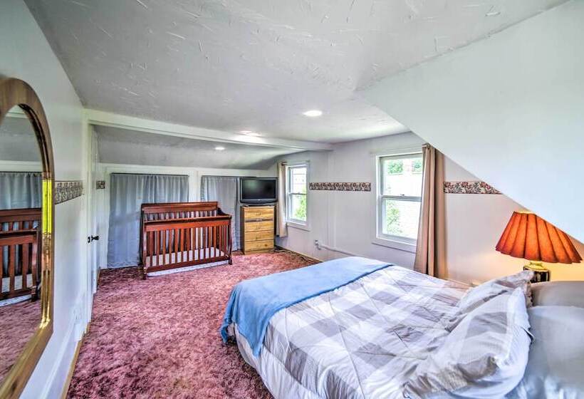 Cozy Ishpeming Cottage W/ Lake & Park Views!